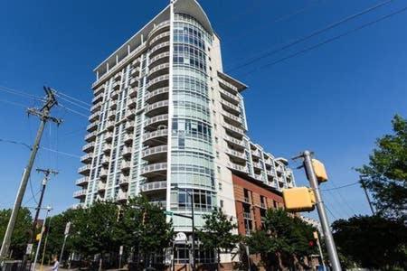 Beautiful Uptown Condo In The City Center Шарлът Екстериор снимка